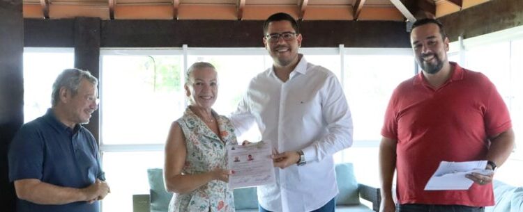 Novos artesãos da Praça Diógenes Ribeiro de Lima recebem alvarás de funcionamento