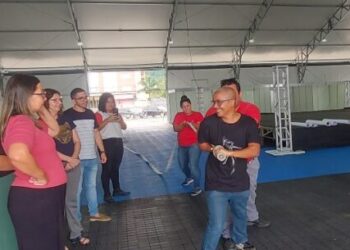 Grupo de professores faz treinamento de Brigada de Incêndio para FLIC
