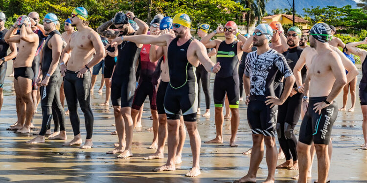 Atletas enfrentam desafio de aquathlon e travessia no Cantão do Indaiá