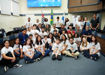 Pela primeira vez Sessão Ordinária da Câmara Jovem é presidida em Libras