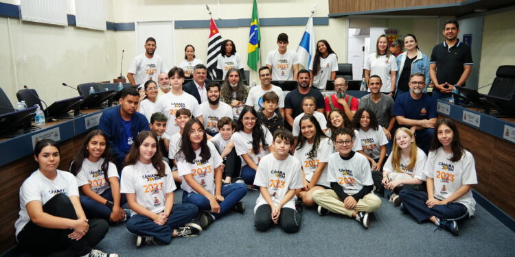 Pela primeira vez Sessão Ordinária da Câmara Jovem é presidida em Libras