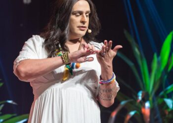 Sucesso como Dra. Rosângela, Indio Behn estreia temporada em São Paulo com espetáculo “Gratiluz”