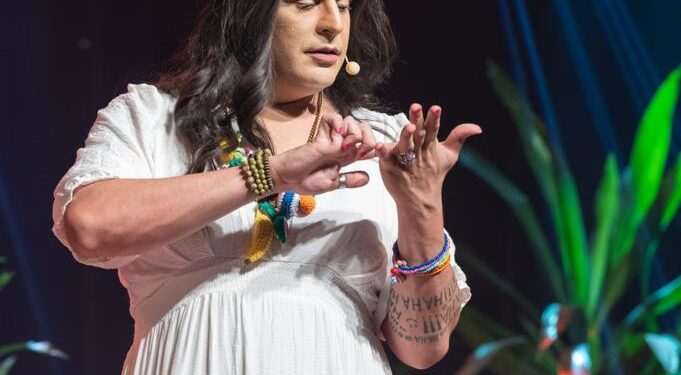 Sucesso como Dra. Rosângela, Indio Behn estreia temporada em São Paulo com espetáculo “Gratiluz”