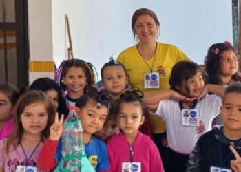 Alunos da EMEI/EMEF Benedito Soares, em Caraguatatuba, comemoram prêmio FLUPP pelo projeto NASA