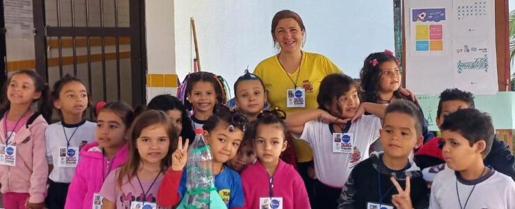 Alunos da EMEI/EMEF Benedito Soares, em Caraguatatuba, comemoram prêmio FLUPP pelo projeto NASA