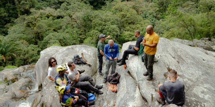 Cachoeira véu da Noiva recebe vistoria para implantação de rapel e cachoeirismo 