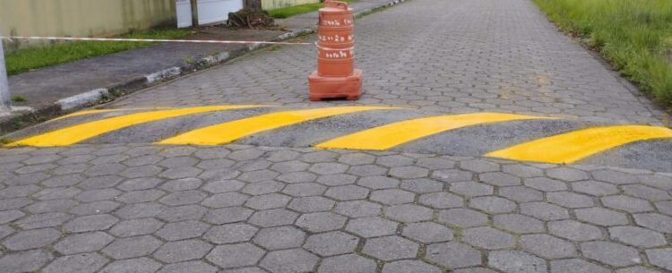 Prefeitura prossegue com reforço de sinalização em diversos bairros