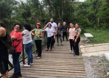 Alunos do Instituto Federal tem aula de manejo de trilha no Parque Juqueriquerê