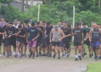 Candidatos para guarda-vidas temporários da Prefeitura de Caraguatatuba realizam exame de seleção