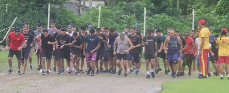 Candidatos para guarda-vidas temporários da Prefeitura de Caraguatatuba realizam exame de seleção