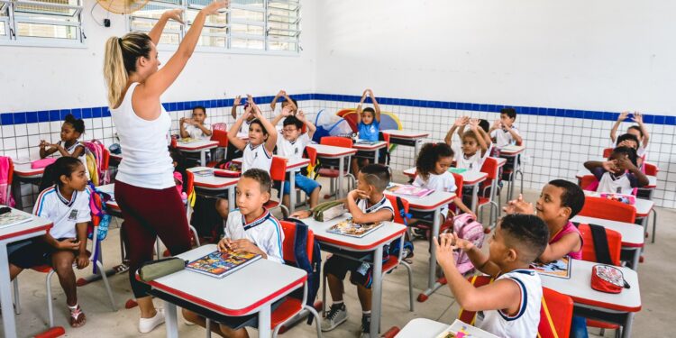 Edital de concurso público com mais de 30 vagas para área da educação é divulgado pela prefeitura de Bertioga