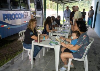 Procon Móvel realiza atendimentos diversos em Bertioga