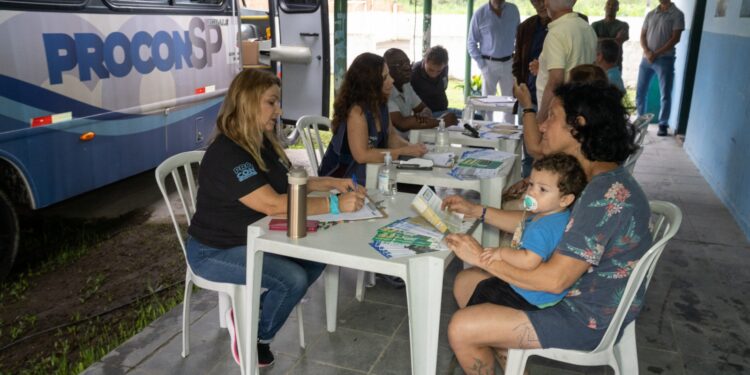 Procon Móvel realiza atendimentos diversos em Bertioga