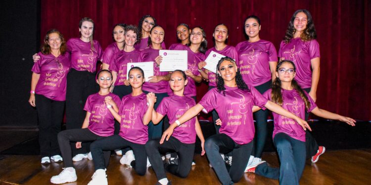 Bailarinas de Bertioga dominam pódio em renomado festival de dança em SP