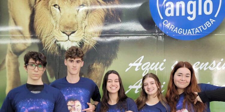 Alunos da 3ª série do Ensino Médio do Colégio Anglo Módulo se destacam pela excelência acadêmica e criam grupo de Monitoria para ajudar outros estudantes com apoio pedagógico