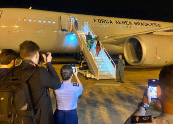 Voo da FAB com primeiros 211 brasileiros repatriados de Israel chega ao Brasil