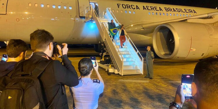 Voo da FAB com primeiros 211 brasileiros repatriados de Israel chega ao Brasil