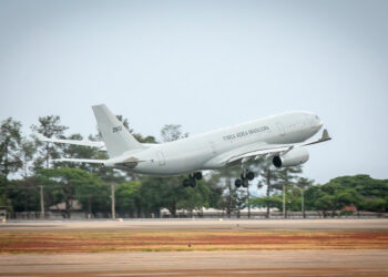 Voo de repatriação deixa Israel com 209 passageiros e 9 pets rumo ao Brasil