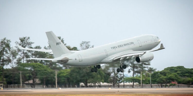 Voo de repatriação deixa Israel com 209 passageiros e 9 pets rumo ao Brasil