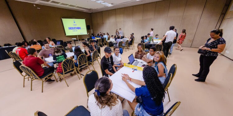 Alunos de escola pública vencem Hackathon com jogo de tabuleiro que combate a desinformação sobre vacinação