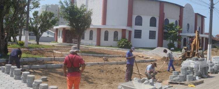 Prefeitura executa obras de reforma na Praça do Divino