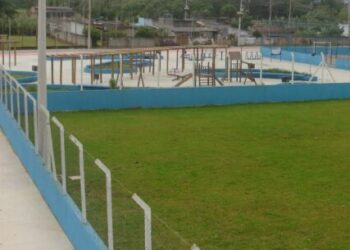 Prefeitura executa obras de nova praça esportiva com campo de futebol e arquibancada na Região Sul