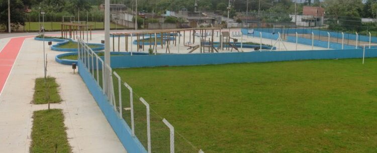 Prefeitura executa obras de nova praça esportiva com campo de futebol e arquibancada na Região Sul