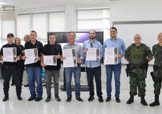 Prefeito de Caraguatatuba recebe honraria da 3ª Cia da Polícia Militar Ambiental
