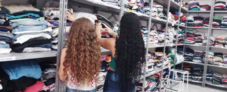 Fundo Social de Caraguatatuba repassa mais de 25 mil peças de roupas para famílias em vulnerabilidade social neste ano