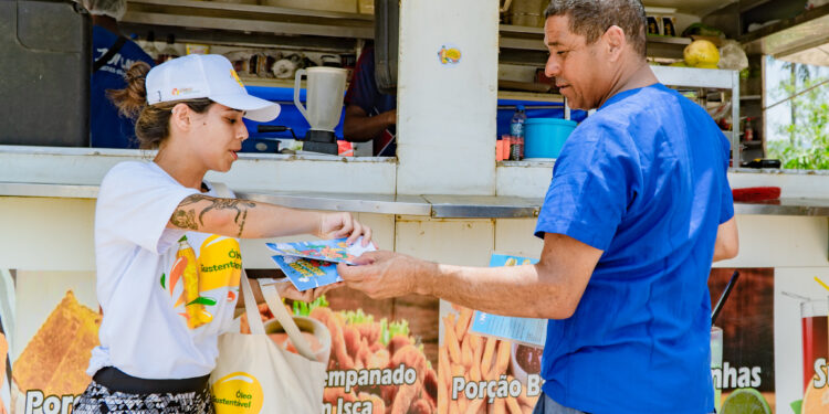 Bertioga promove conscientização nas praias sobre o descarte responsável de óleo de cozinha