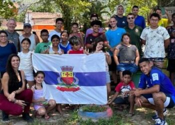 Prefeitura de Caraguatatuba e crianças do projeto Casa Beija Flor revitalizam praça no bairro Jardim Jaqueira