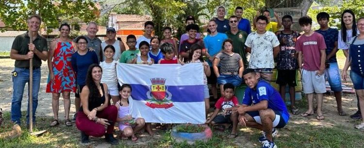 Prefeitura de Caraguatatuba e crianças do projeto Casa Beija Flor revitalizam praça no bairro Jardim Jaqueira