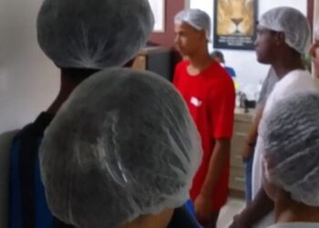 Jovens de programa social da Prefeitura de Caraguatatuba fazem visita técnica em fábrica de salgados