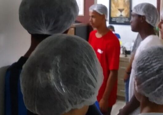 Jovens de programa social da Prefeitura de Caraguatatuba fazem visita técnica em fábrica de salgados