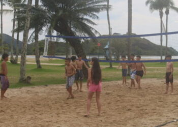 Programa Praia Acessível de Caraguatatuba recebe alunos da APAE de São Bento do Sapucaí
