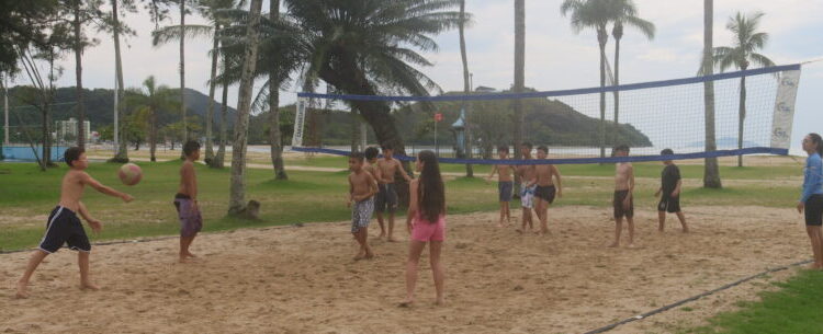 Programa Praia Acessível de Caraguatatuba recebe alunos da APAE de São Bento do Sapucaí
