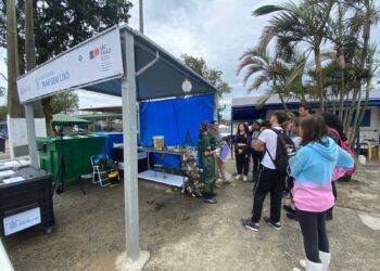 Barco Escola ‘Arca do Saber’ leva universitários da Unifesp ao ponto do projeto Mar Sem Lixo