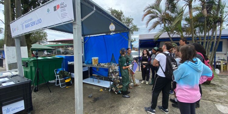 Barco Escola ‘Arca do Saber’ leva universitários da Unifesp ao ponto do projeto Mar Sem Lixo