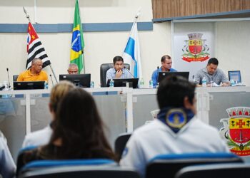 Noelle Balio recebe moção de congratulação da Câmara Municipal