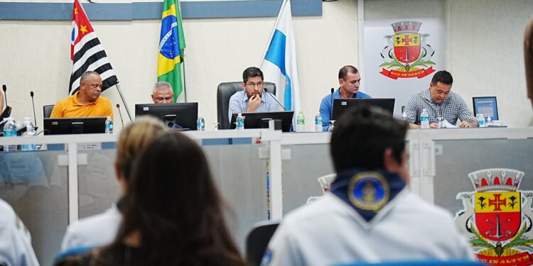 Noelle Balio recebe moção de congratulação da Câmara Municipal