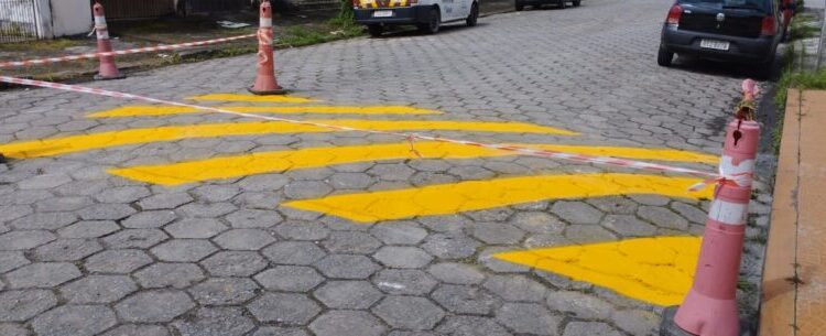 Prefeitura de Caraguatatuba recupera e instala sinalização de trânsito na região central