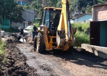 Prefeitura de Caraguatatuba realiza obras de drenagem em rua do bairro Santa Rosa