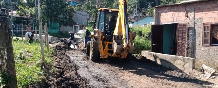 Prefeitura de Caraguatatuba realiza obras de drenagem em rua do bairro Santa Rosa