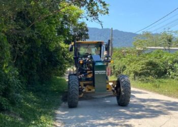 Prefeitura promove nivelamento de ruas e drenagem de valas na região Sul