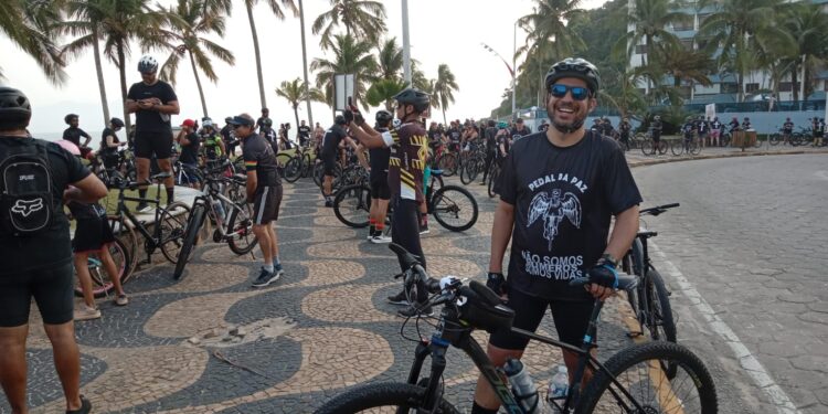 Tato Aguilar integra grupo de ciclistas e participa do “Pedal da Paz”   