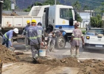 Prefeitura de Caraguatatuba e Sabesp fazem manutenção em rua do Tinga