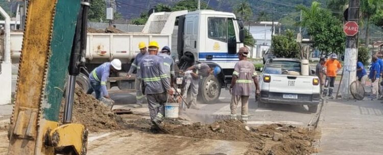 Prefeitura de Caraguatatuba e Sabesp fazem manutenção em rua do Tinga