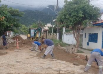 Prefeitura de Caraguatatuba faz nivelamento e repavimentação de 3 km de rua no Jardim do Sol