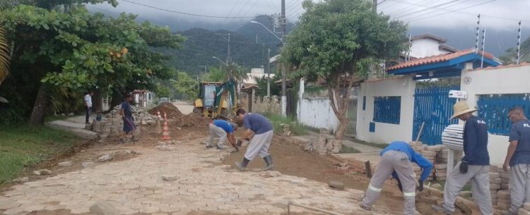 Prefeitura de Caraguatatuba faz nivelamento e repavimentação de 3 km de rua no Jardim do Sol