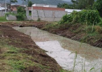 Serviços de limpeza em valas de drenagem se estendem em toda a cidade para evitar alagamentos